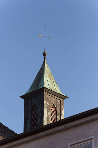 w zabytkowe miasto w południowych Niemczech dachy i anteny i szczegółowe architektura budynków i kościołów - Zdjęcie, obraz