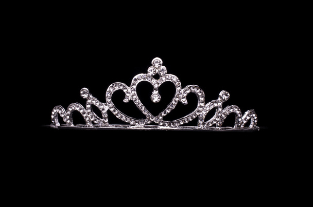 corona de plata con corazón y diamantes aislados en blanco
 - Foto, imagen