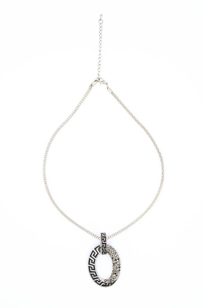 colgante ovalado de plata con gemas aisladas en blanco
 - Foto, imagen