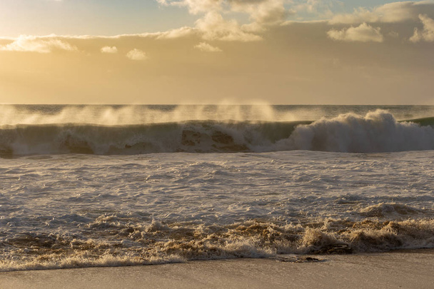 Mandurah Beach Ocean Waves ao pôr do sol
 - Foto, Imagem