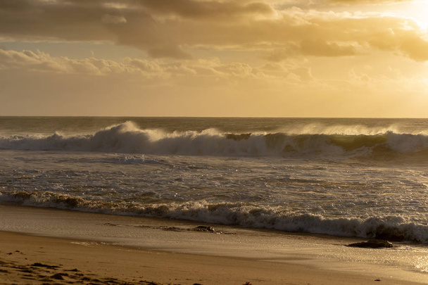 mandurah beach Ozeanwellen bei Sonnenuntergang - Foto, Bild