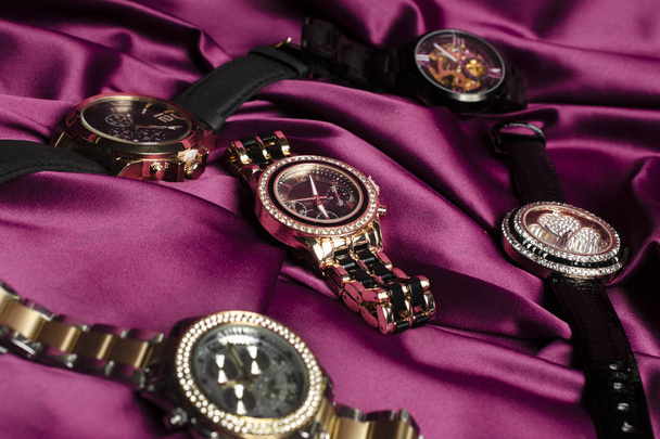 set di sei orologi gioielli su seta rossa
 - Foto, immagini