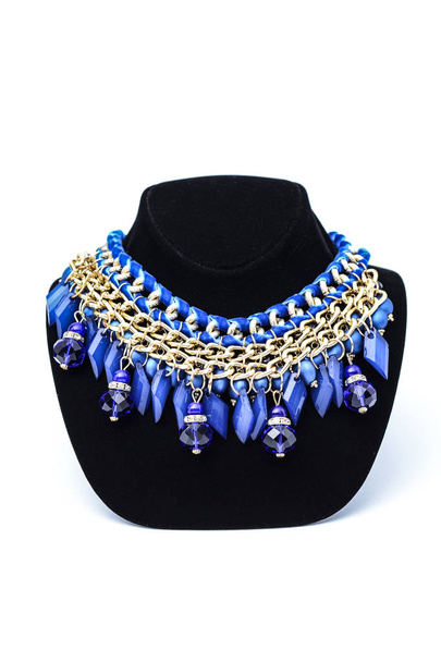 modrý náhrdelník s zlatým řetězem izolované na bílém pozadí - Fotografie, Obrázek