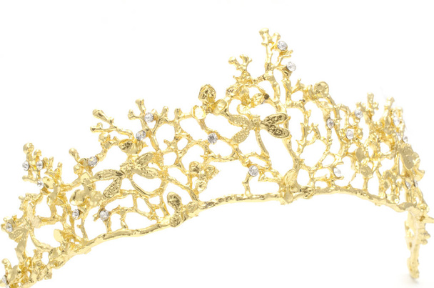 золотая корона с бриллиантами, изолированными на белом
 - Фото, изображение