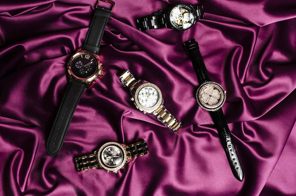 set of six jewelry watches on red silk - Foto, Imagem