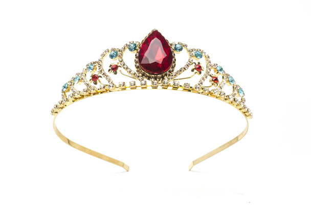 corona de oro con piedra de rubí rojo aislado en blanco
 - Foto, imagen