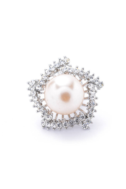 broche con perla sobre fondo blanco
 - Foto, imagen