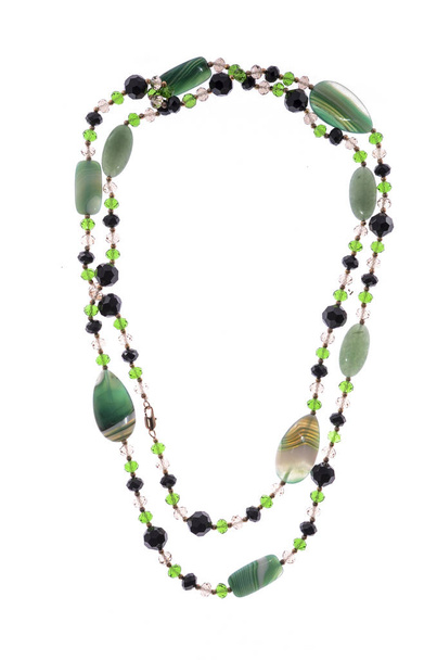 grüne Halskette mit Perlen auf weißem Hintergrund - Foto, Bild
