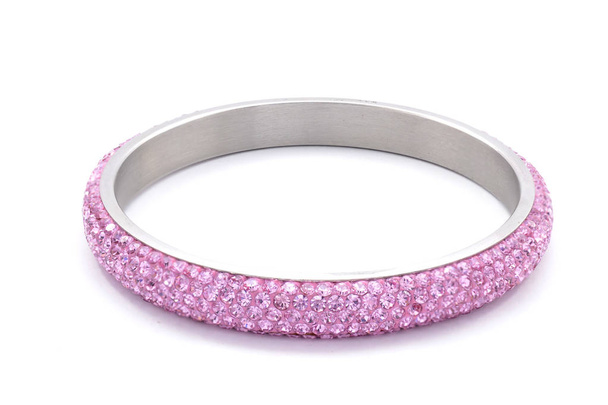 bracelet en argent avec des pierres roses sur fond blanc
 - Photo, image
