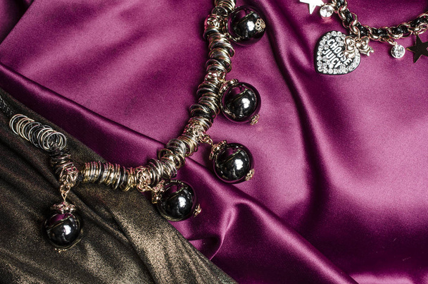 Halskette mit schwarzen Perlen und Armband auf Seidenhintergrund - Foto, Bild