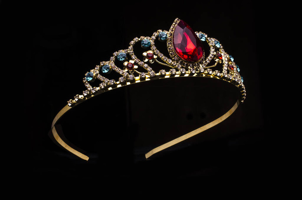 Gold crown elszigetelt fekete vörös Rubin kővel - Fotó, kép