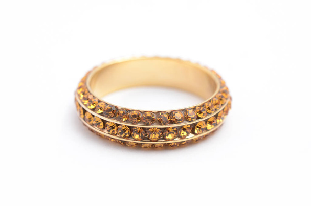 anello con pietre ambrate su sfondo bianco
 - Foto, immagini