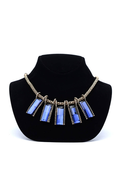 Halskette mit blauen Edelsteinen auf einer Schaufensterpuppe - Foto, Bild
