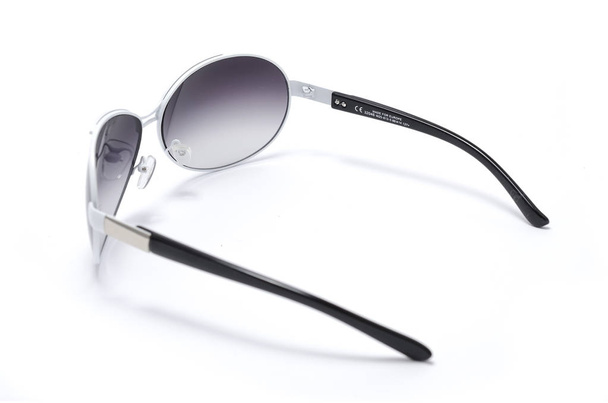 Сонцезахисні окуляри в залізній рамці ізольовані на білому
 - Фото, зображення