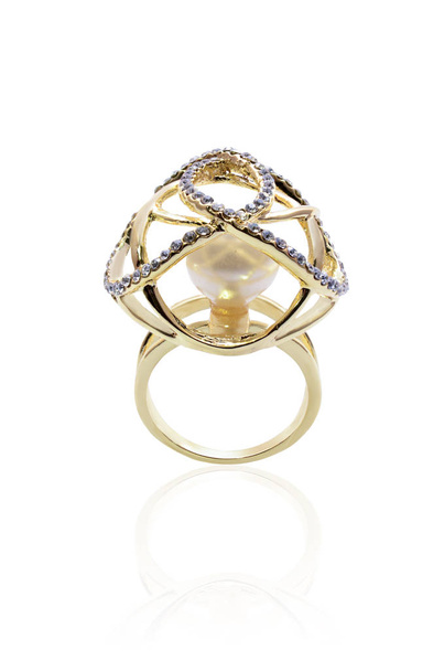 χρυσό δαχτυλίδι με μαργαριτάρια σε λευκό φόντο - Φωτογραφία, εικόνα