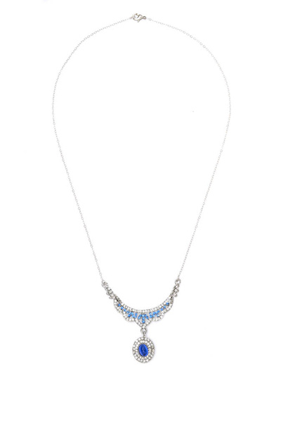 collier en argent avec gemme bleue sur fond blanc
 - Photo, image