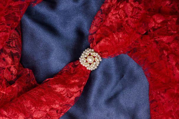 broche para bufanda con una perla con una bufanda de seda
 - Foto, imagen