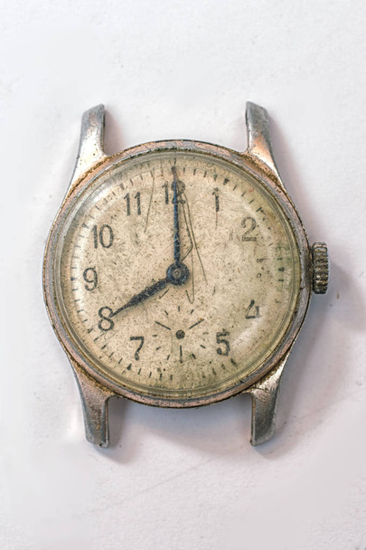 alte Armbanduhr auf weißem Hintergrund - Foto, Bild