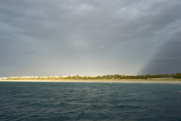 Paysage de la plage nuageux et pluvieux avec la lumière du soleil
 - Photo, image