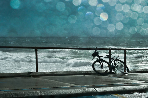 Bicicleta solitaria aparcada en la playa
 - Foto, imagen