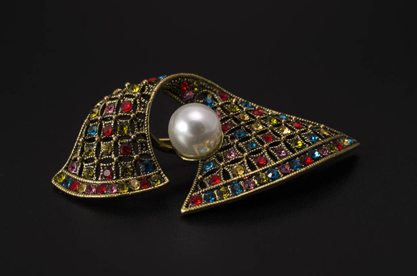 vintage rintakoru helmi ja värillisiä timantteja eristetty musta
 - Valokuva, kuva