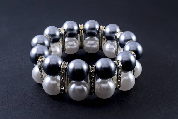 pulsera con perlas aisladas en negro
 - Foto, imagen