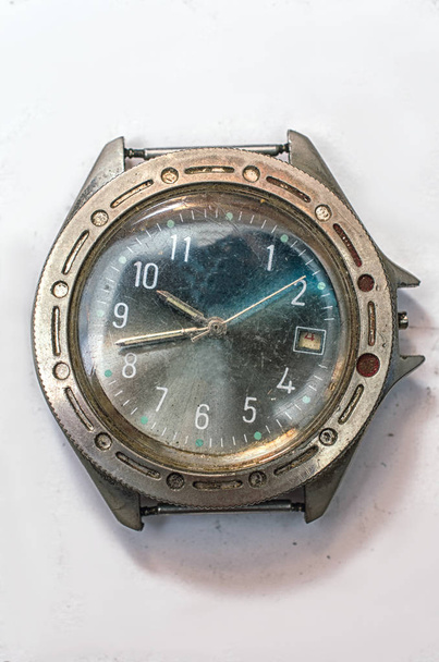 Vintage stary zegarek na białym tle - Zdjęcie, obraz
