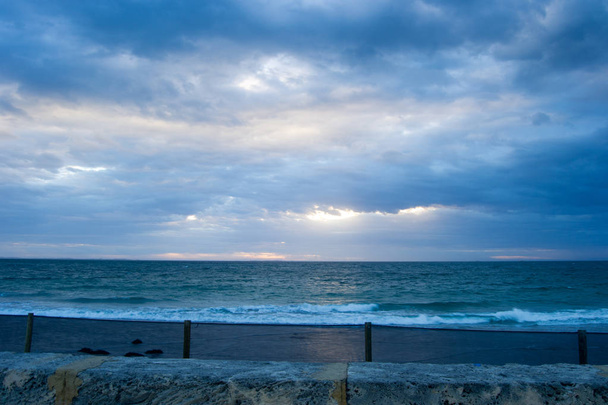 Atardecer paisaje de la playa en un día nublado
 - Foto, imagen