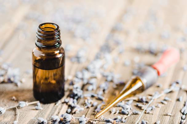 frascos de aceite esencial, gotero y hierbas dispersas en la mesa de madera, concepto de medicina alternativa
 - Foto, Imagen