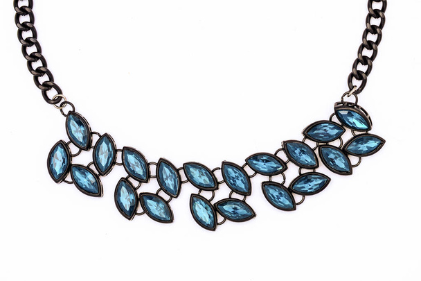 Ожерелье с голубыми камнями, изолированными на белом
 - Фото, изображение