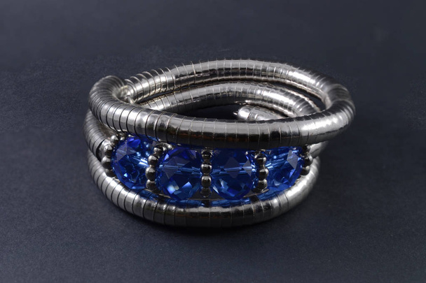 bracelet en fer avec pierres bleues isolées sur noir
 - Photo, image