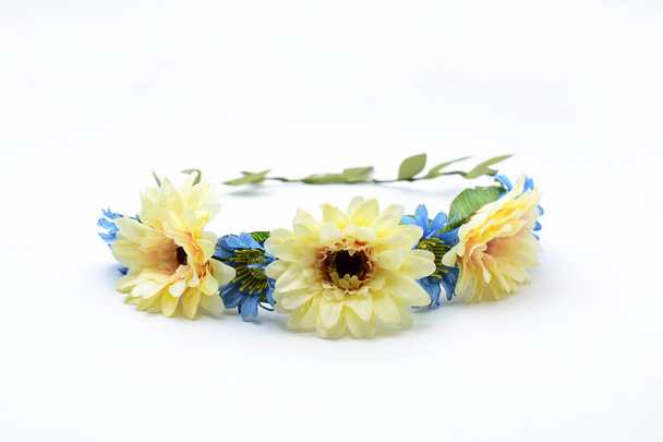 Corona con flores de colores aisladas en blanco
 - Foto, Imagen