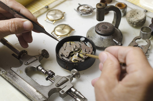 時計職人のツール: 時計旋盤、potance、ツルーイング カリパス、ピンセット - 写真・画像