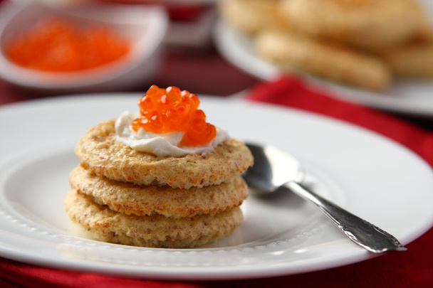 Galletas de salvado de avena con caviar rojo y queso crema
 - Foto, imagen