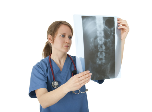 junge Krankenschwester untersucht Röntgenbild - Foto, Bild