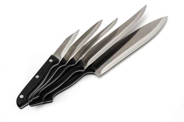 набор из пяти различных ножей, изолированных на белом
 - Фото, изображение