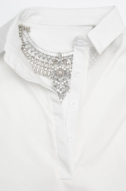 Stříbrný náhrdelník s diamanty na límec bílá košile - Fotografie, Obrázek