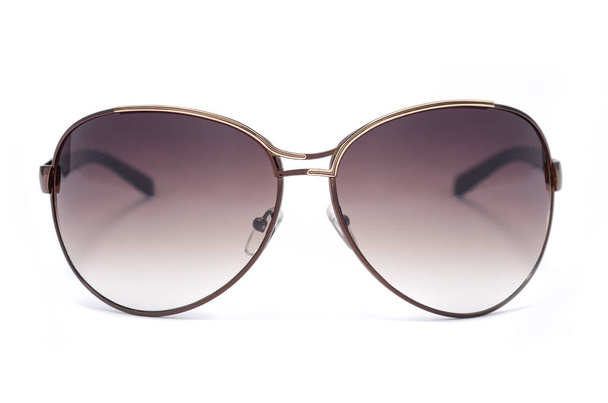 Okulary przeciwsłoneczne w ramie żelaza z brązowego szkła na białym tle - Zdjęcie, obraz