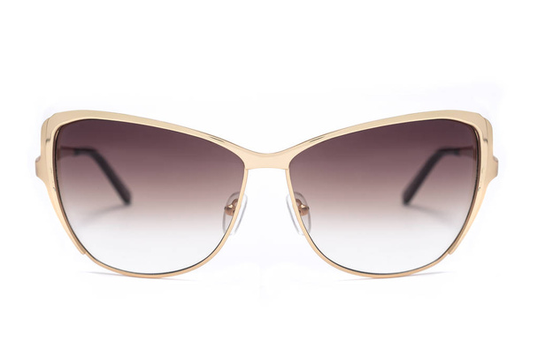 kahverengi cam üzerinde beyaz izole kadın güneş gözlüğü - Fotoğraf, Görsel
