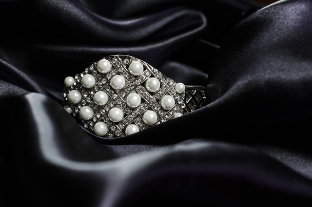 pulsera de perlas en seda
 - Foto, Imagen