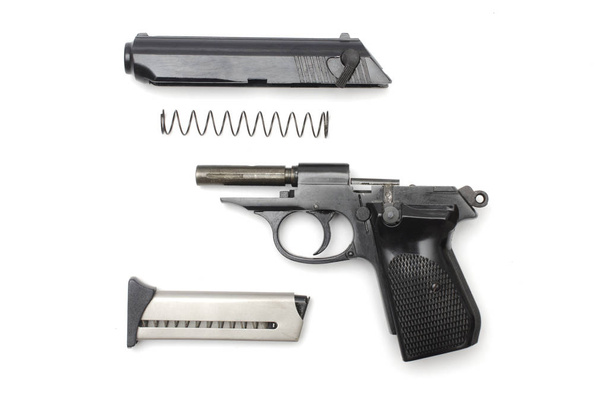 Pistola desmontada sobre fondo blanco
 - Foto, Imagen