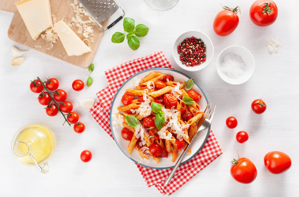 italienische Penne-Pasta mit Tomaten Parmesan-Basilikum - Foto, Bild