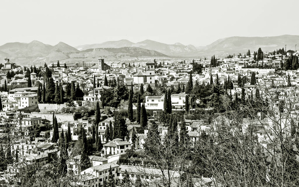 Luchtfoto van Granada naar de rivier Darro opzij omringd door moderne gebouwen  - Foto, afbeelding
