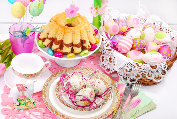 easter table decoration with ring cake and basket - Fotoğraf, Görsel