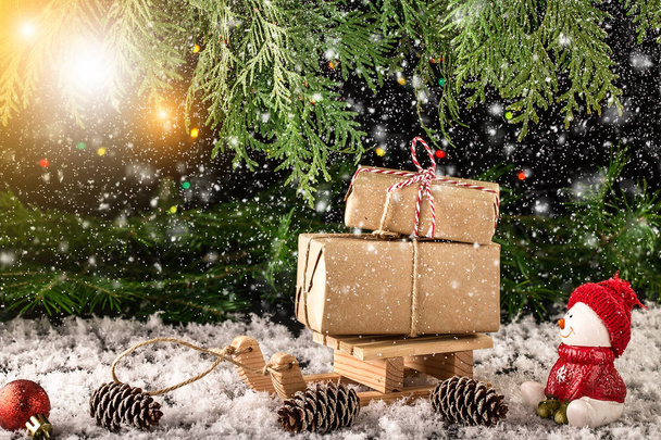 Karácsonyi jelenet. Holiday üdvözlés kártya karácsonyi concept. piros golyó, fenyőtobozok, élvezet, lucfenyő ág és hópelyhek a fából készült asztal. Téli üdülés összetétele.  - Fotó, kép
