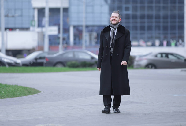 Geschäftsmann steht auf der Straße einer Großstadt - Foto, Bild