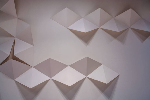 Белая стена с выпуклыми треугольниками. Геометрия. Текстура. Фон
. - Фото, изображение