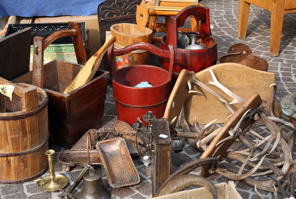 balde e outras coisas para venda no mercado de antiguidades
 - Foto, Imagem