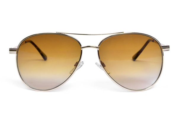 Χρυσά χρωματισμένα γυαλιά ηλίου, απομονώνονται σε λευκό φόντο. Χρυσά γυαλιά ηλίου με τονισμένο γυαλί. Μπροστινή όψη. - Φωτογραφία, εικόνα