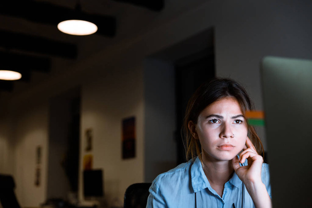 Fotografie z koncentrovaného mladá žena grafik pomocí pc počítač pracující v noci v kanceláři. - Fotografie, Obrázek